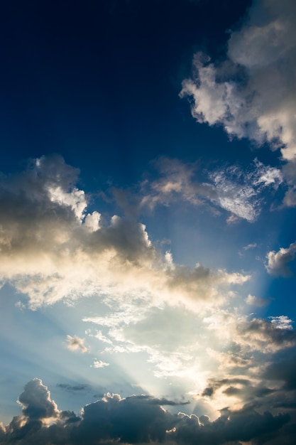 日没時の雲とカラフルな劇的な空。