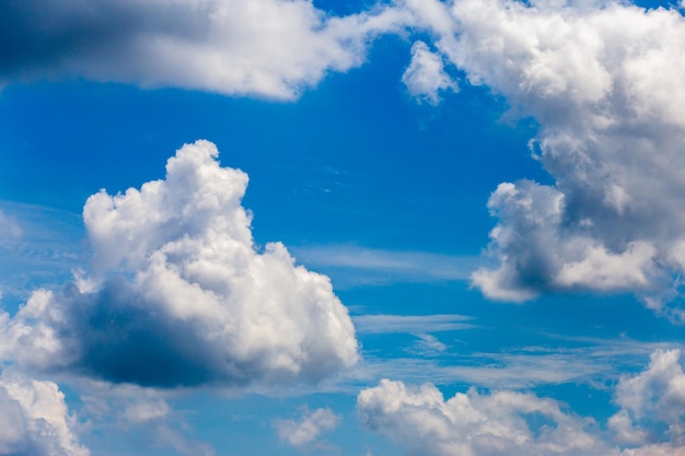 日没時の雲とカラフルな劇的な空。