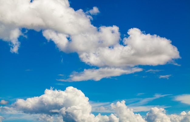 日没時の雲とカラフルな劇的な空