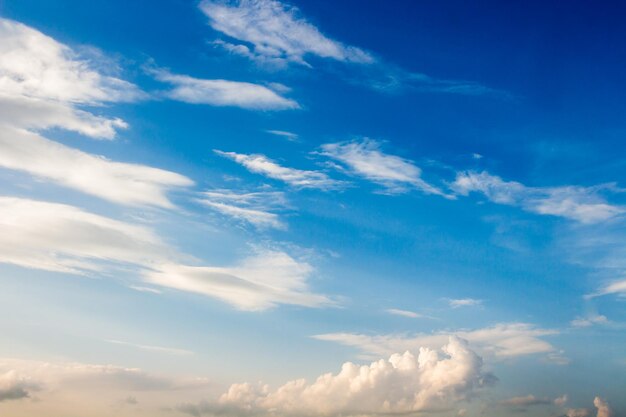 日没時の雲とカラフルな劇的な空