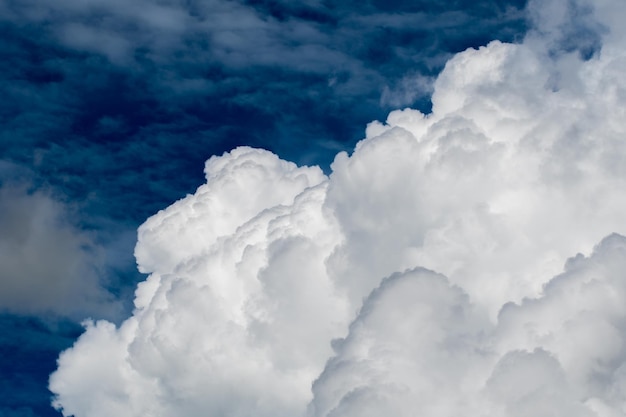 日没時の雲とカラフルな劇的な空