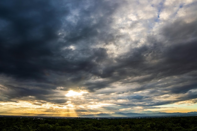 夕日の雲とカラフルな劇的な空