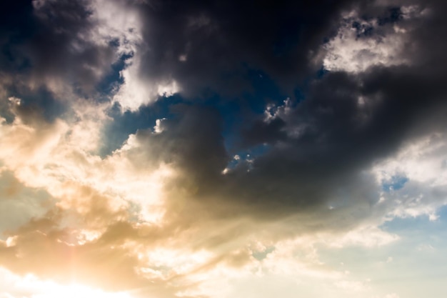 夕日の雲とカラフルな劇的な空