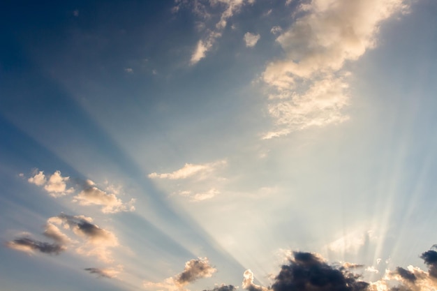 Cielo drammatico colorato con nuvole al tramonto