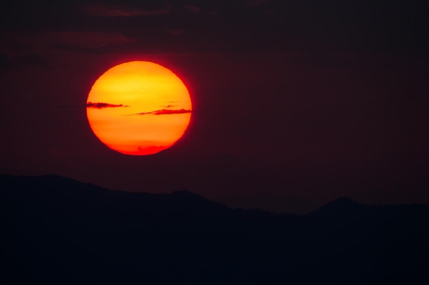 夕日の雲とカラフルな劇的な空