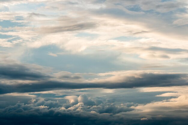 夕日の雲とカラフルな劇的な空