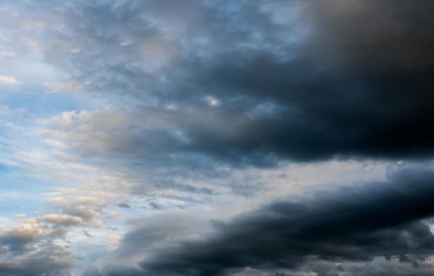 夕日の雲とカラフルな劇的な空