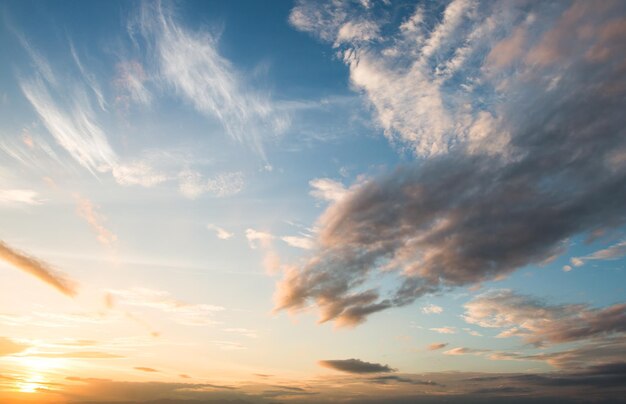 夕日の雲とカラフルな劇的な空