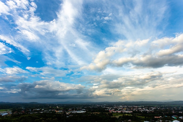 夕日の雲とカラフルな劇的な空