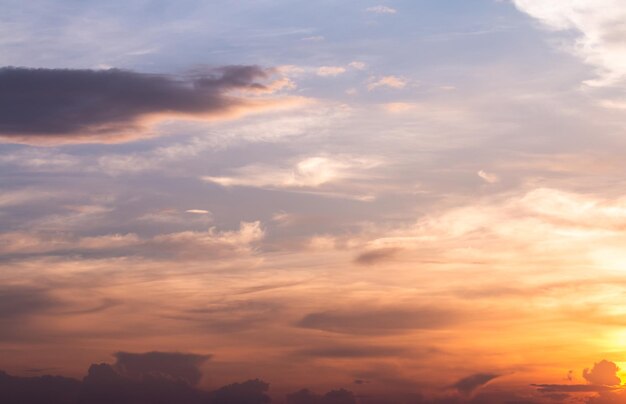 夕日の雲とカラフルな劇的な空