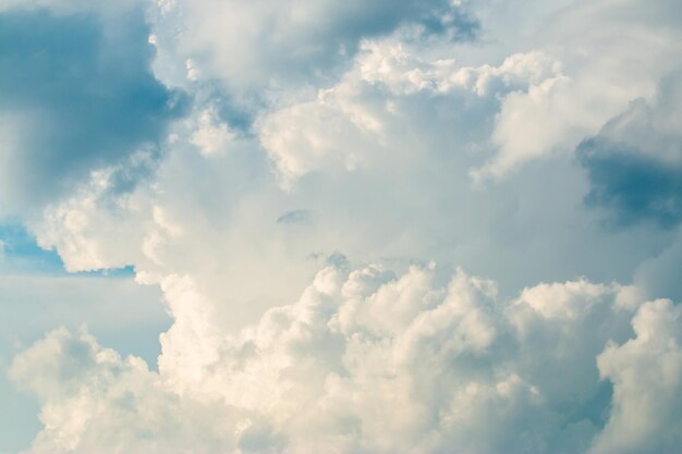 夕日の雲とカラフルな劇的な空