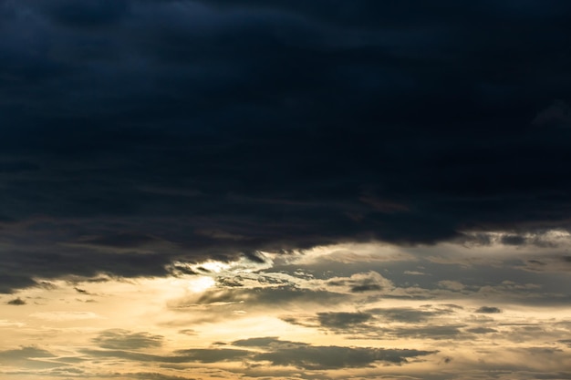 Cielo drammatico colorato con nuvole al tramonto