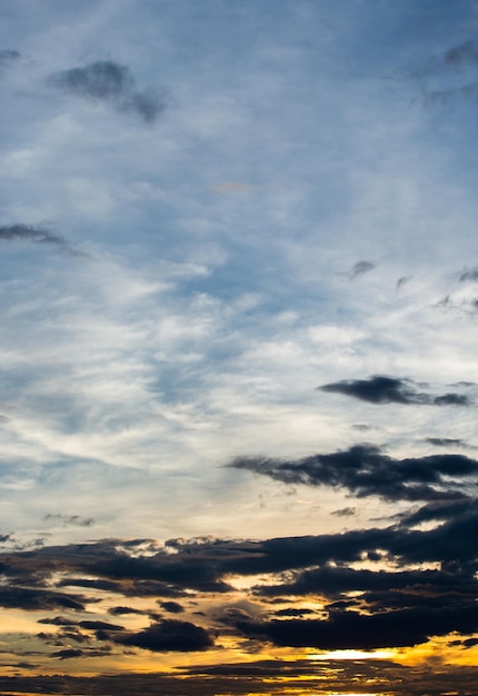 夕日の雲とカラフルな劇的な空