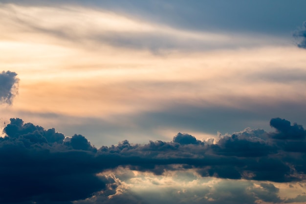 夕日の雲とカラフルな劇的な空