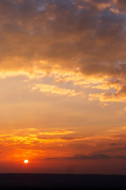 Cielo drammatico colorato con nuvole al tramonto