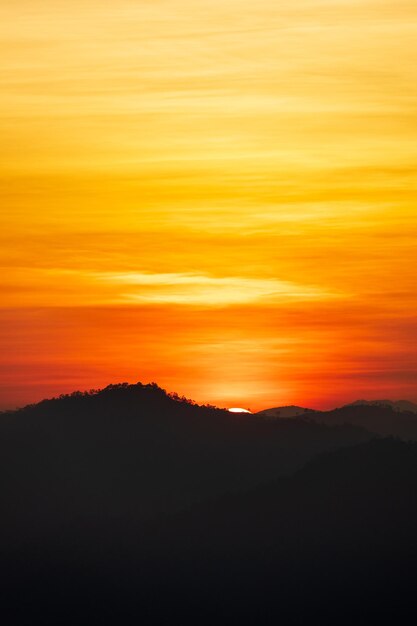 Cielo drammatico colorato con nuvole al tramontobellissimo cielo con sfondo di nuvole