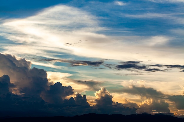 Красочное драматическое небо с облаками на закатеxa