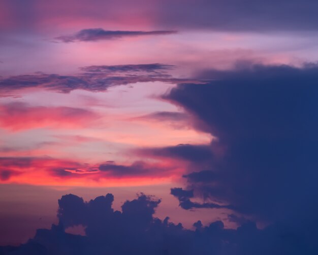 夕暮れの色の空と雲とカラフルで劇的な夕日