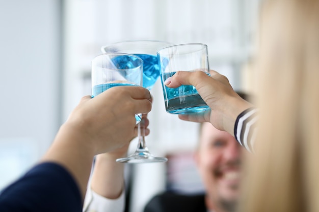 女性の手でカラフルな飲み物