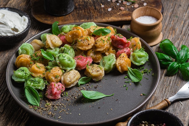 Foto gnocchi colorati in una ciotola con salsa