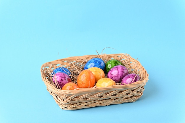 Photo colorful easter eggs in the basket