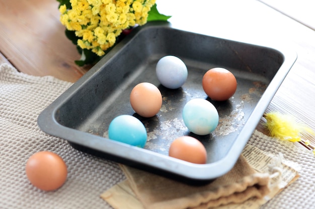 함께 배열된 집에서 핸드페인팅을 위한 다채로운 부활절 달걀은 다채로운 달걀에 초점을 맞춥니다