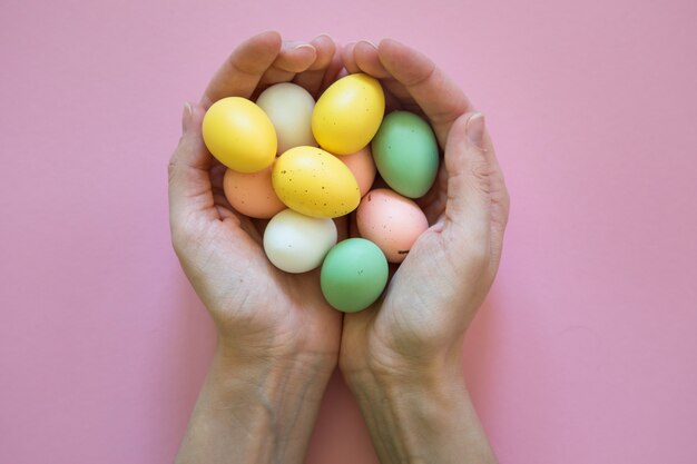 Красочные пасхальные яйца в руках