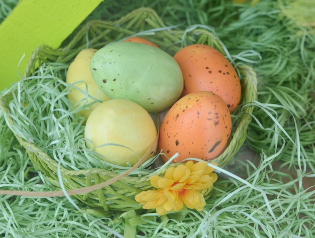 Красочные пасхальные яйца в гнезде на соломе