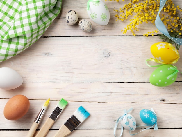 다채로운 부활절 달걀과 페인트 브러쉬