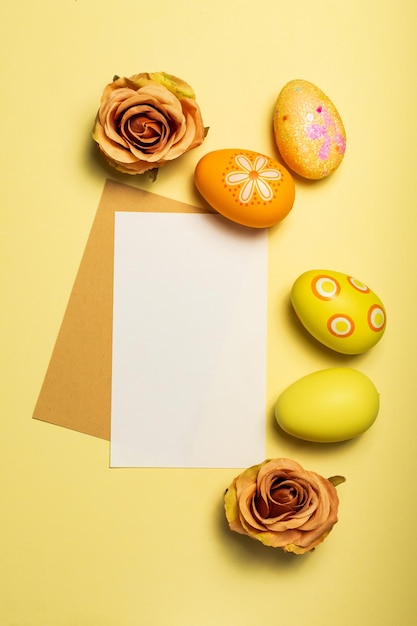Photo colorful easter eggs on pastel yellow background creative design