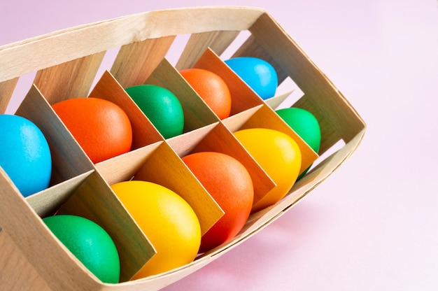 Красочные пасхальные яйца в плетеной корзине