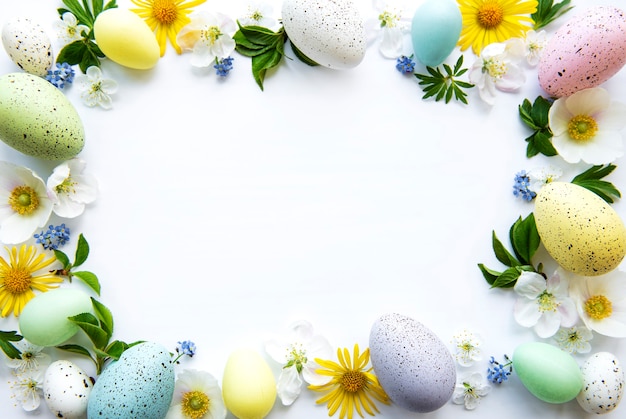 봄 꽃 꽃과 다채로운 부활절 달걀