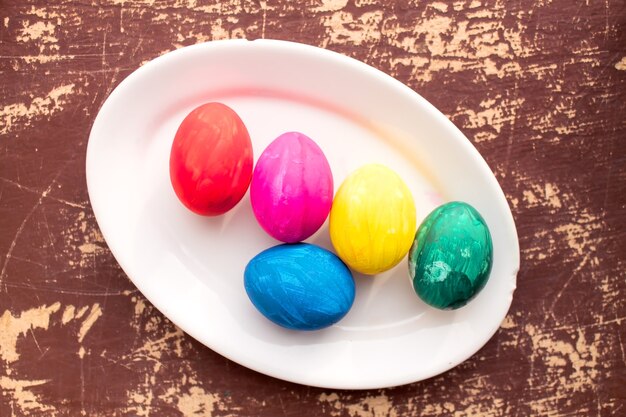 Foto uova di pasqua colorate.