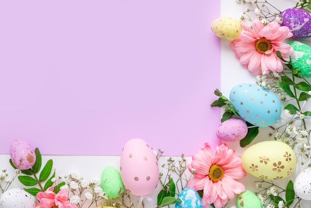 Красочные яйца с цветами на белом и розовом фоне Пасхальный дизайн в пастельных тонах с пространством для текста Пустой праздничный шаблон вид сверху