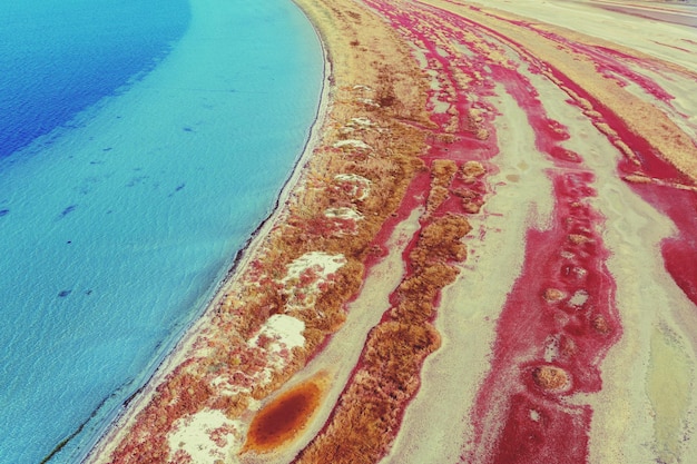 Красочная береговая линия устья Голубая вода и красочный берег