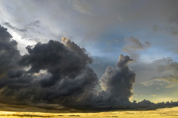 写真 水彩で着色された夕焼け空に柔らかいパステルカラーのcloudscapeとカラフルな夜の風景抽象的な自然の背景