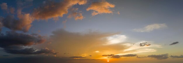 水彩で着色された夕焼け空に柔らかいパステルカラーのcloudscapeとカラフルな夜の風景抽象的な自然の背景