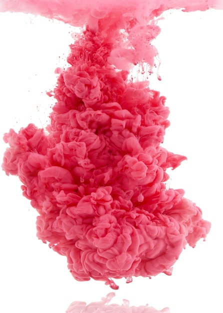 사진 흰색 배경에 대해 물에 분홍색 잉크의 다채로운 폭발 스튜디오 샷