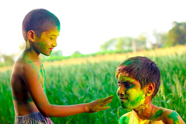 Holi 축제에서 인도 어린이의 화려한 얼굴