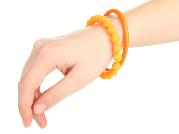 白で隔離される女性の手にカラフルなファッション ブレスレット