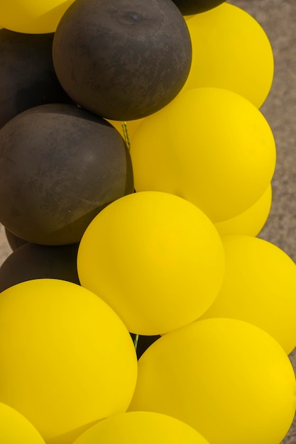 Photo colorful festive black and yellow balloons