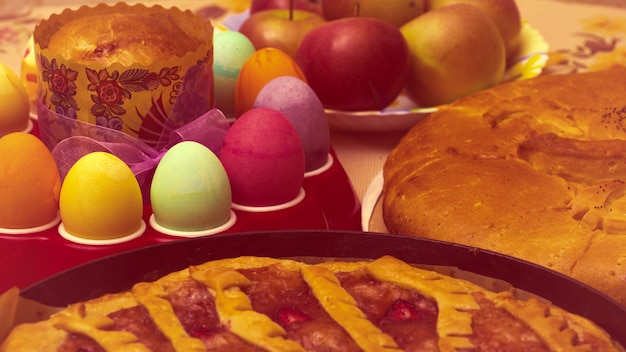 Colorate uova di pasqua festive e dolci da forno pasquali