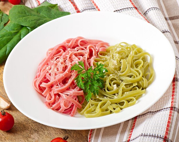 Fettuccine colorate con formaggio