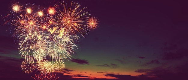 ボケ味の背景を持つカラフルな花火。新年のお祝い、抽象的な休日の背景