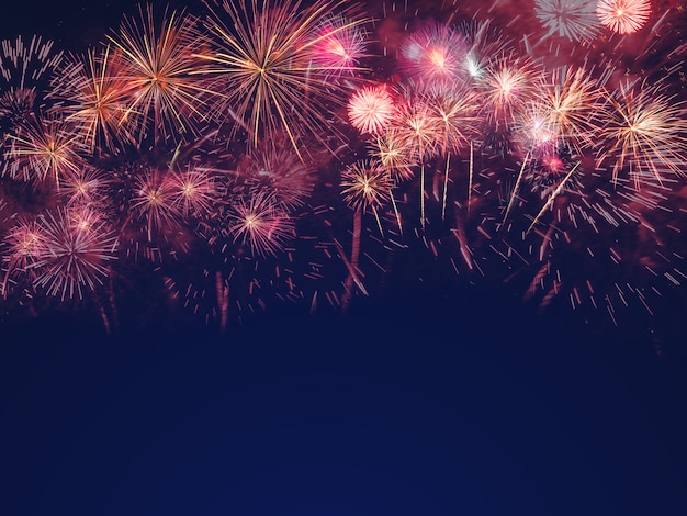 Foto fuochi d'artificio colorati sul cielo nero. celebrazione e concetto di anniversario