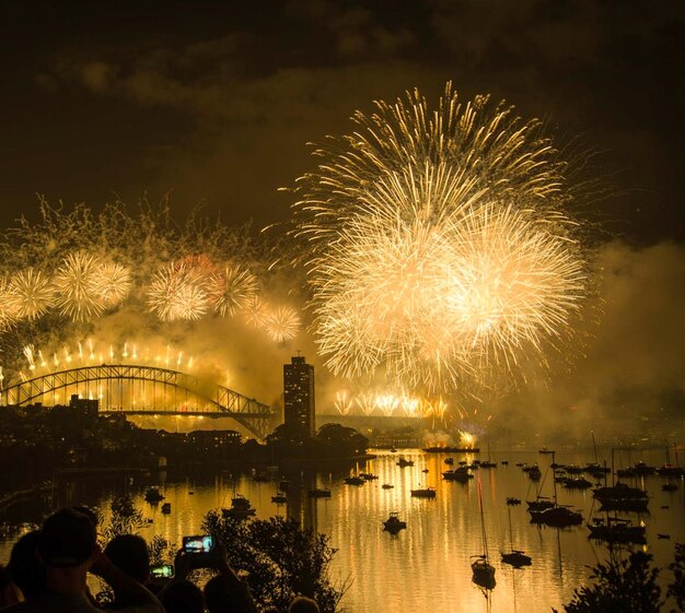 Foto fuochi d'artificio colorati sul cielo nero