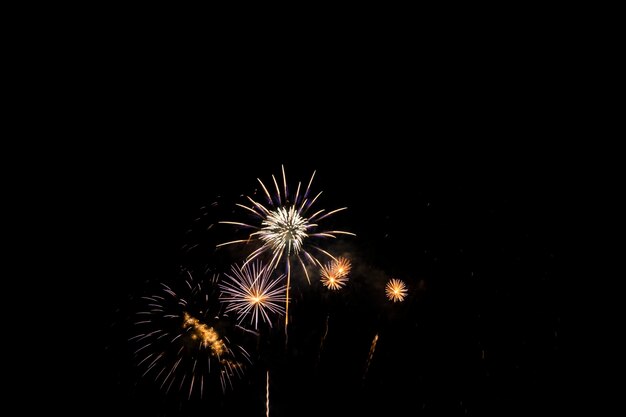 写真 カラフルな花火の祝い 新年祝い 花火と黒い空の背景