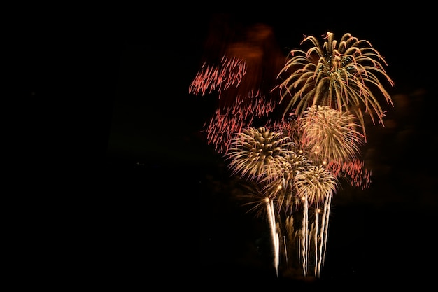 Celebrazione di fuochi d'artificio colorati e sullo sfondo del cielo notturno. gruppo di fuochi d'artificio isolati su sfondo nero.