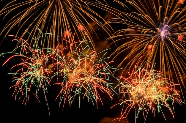 カラフルな花火の祝典と夜の空の背景