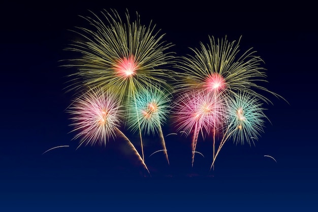 Celebrazione di fuochi d'artificio colorati e il cielo al crepuscolo